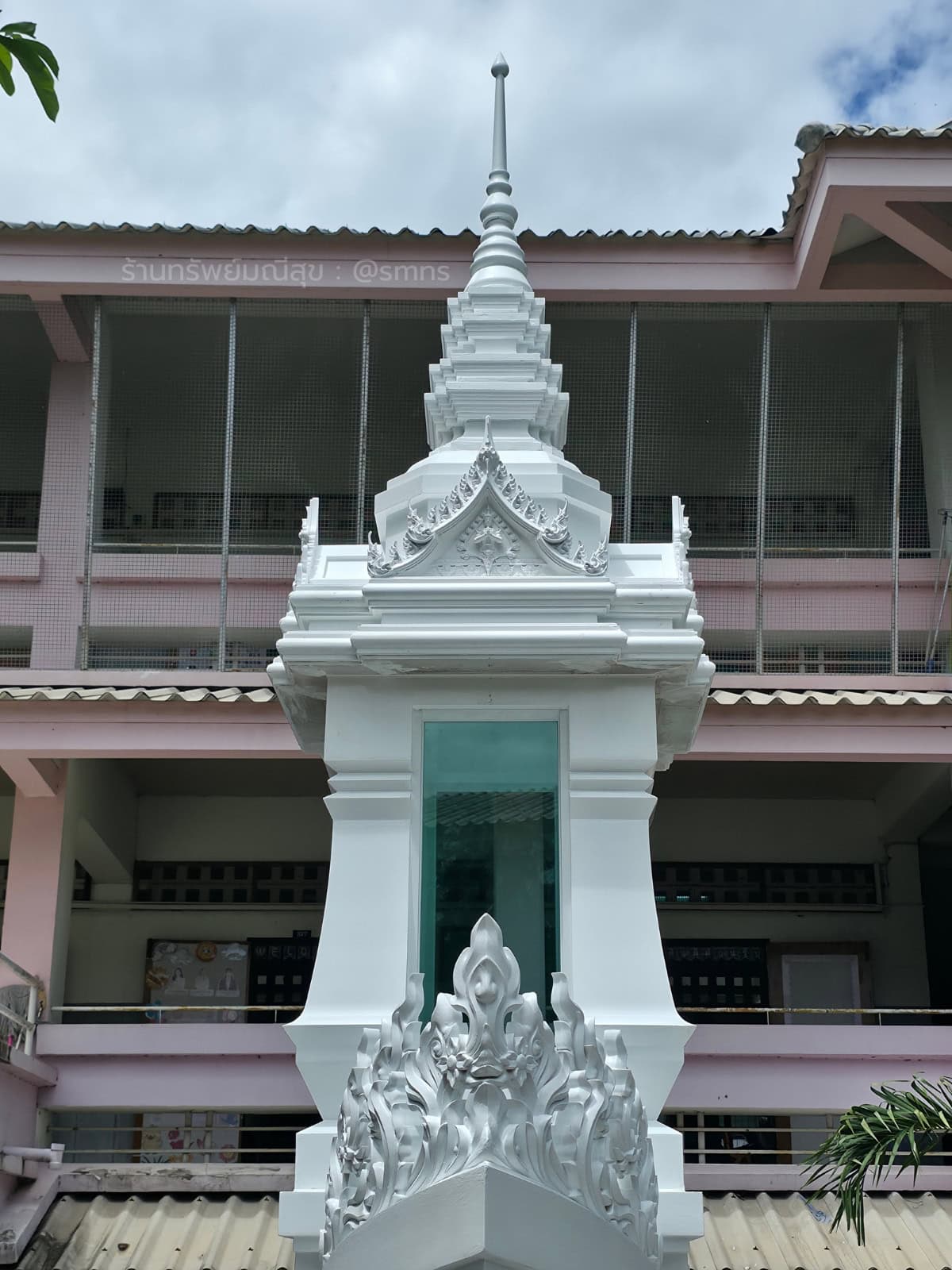 รายละเอียดช่องกระจก หน้าบัน ลวดลายไทย และส่วนยอดของหอพระบรมสารีริกธาตุ