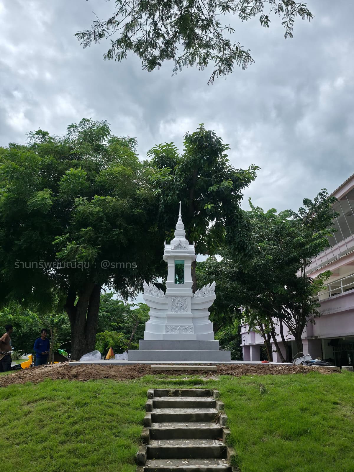 หอพระบรมสารีริกธาตุสีขาวบนเนิน มองจากบันไดภายในโรงเรียนสุพรรณบุรีปัญญานุกูล