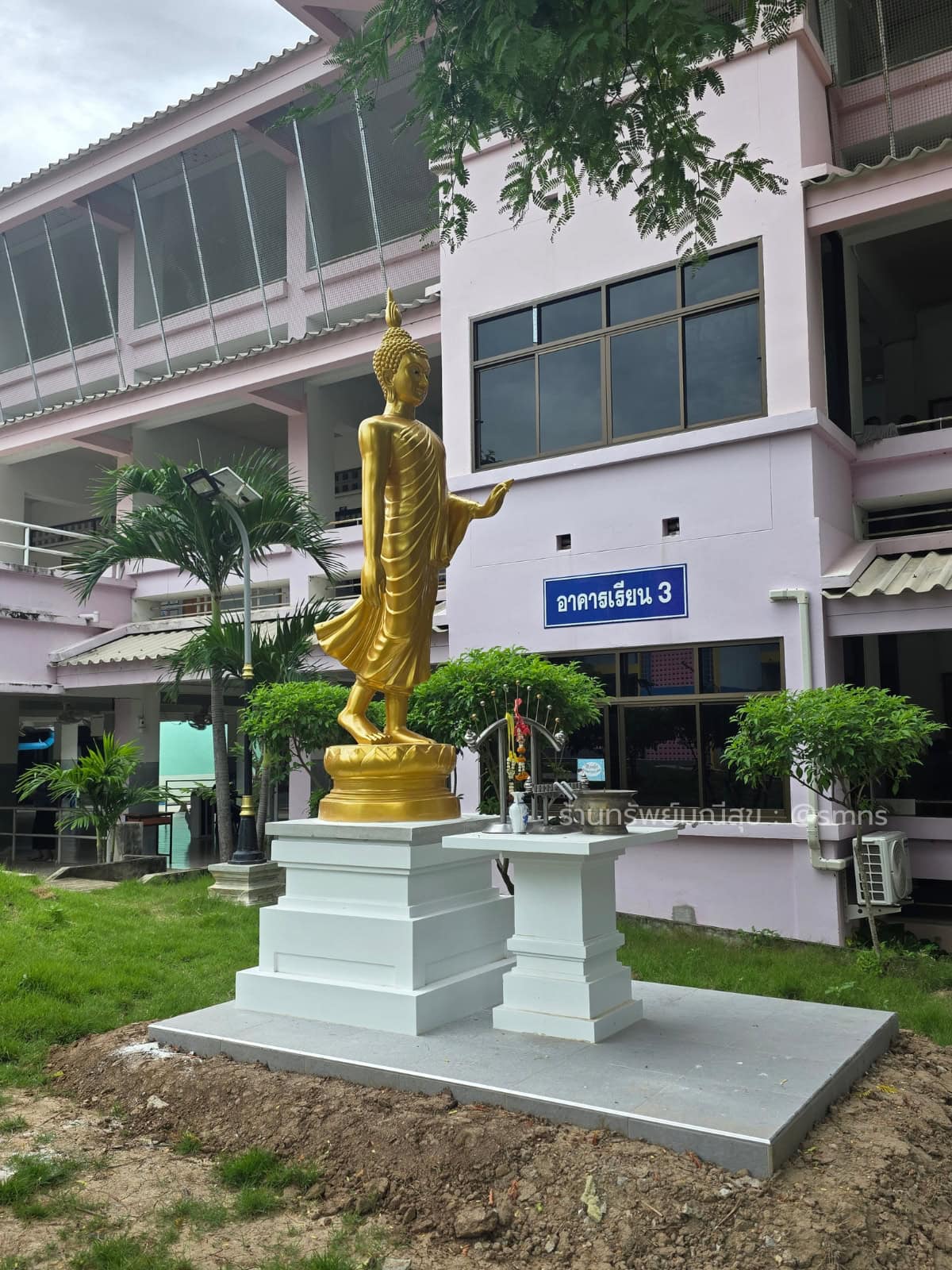 ฐานประดิษฐานพระพุทธรูปปางประทานพรสีขาว พร้อมแท่นวางเครื่องสักการะด้านข้าง