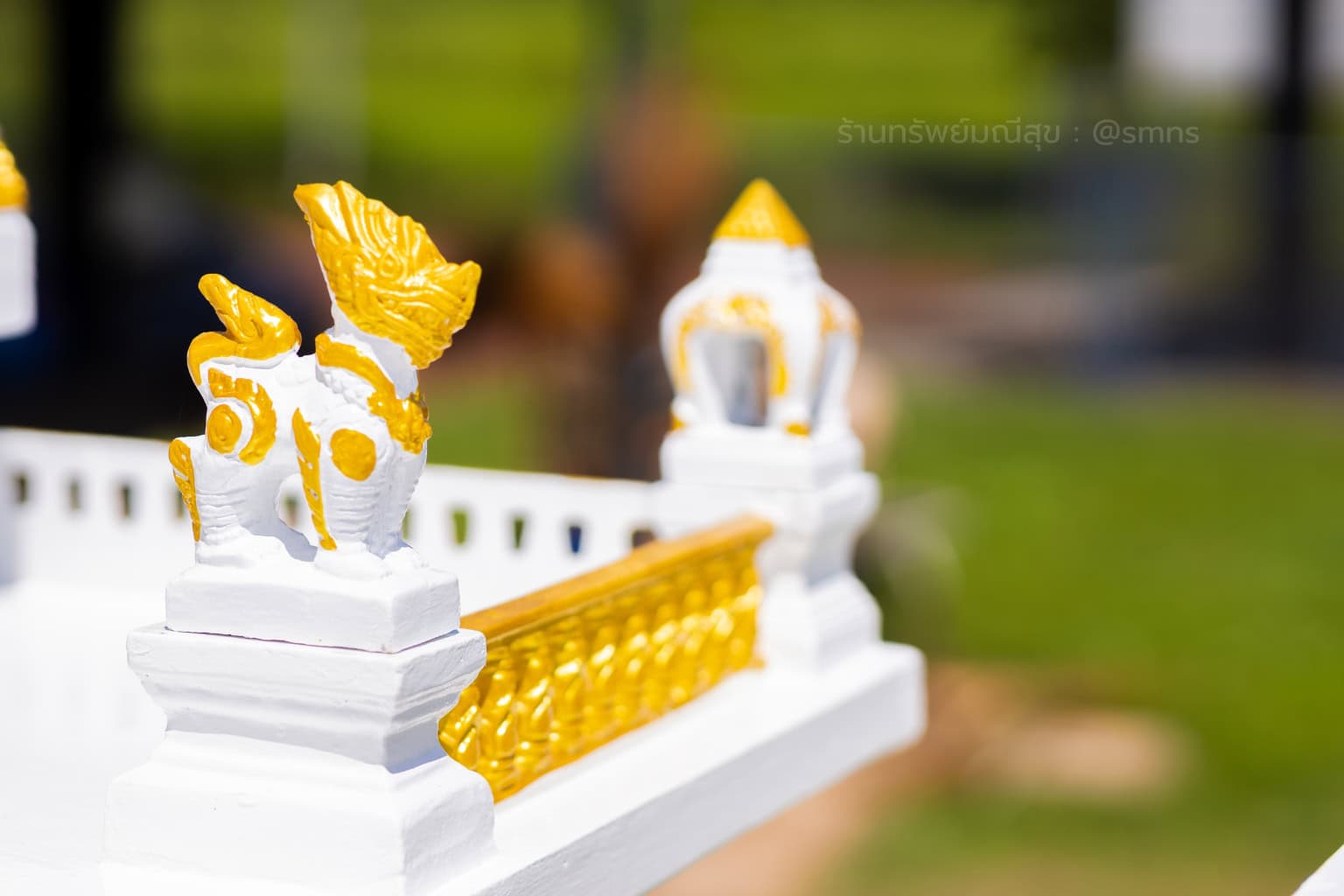 รายละเอียดเสามุมและราวระเบียงสีขาวตัดทองของศาลตายาย XL-0013