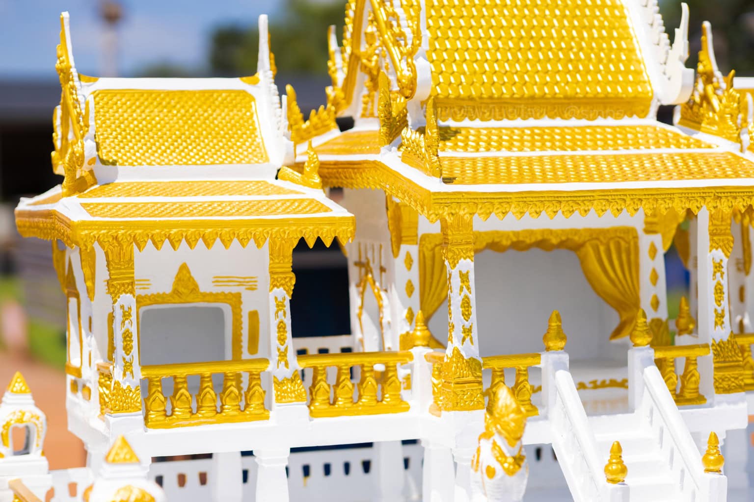 รายละเอียดตัวเรือนและหลังคาศาลตายายตรีวิมานราชมงคลในชุด XL-0013