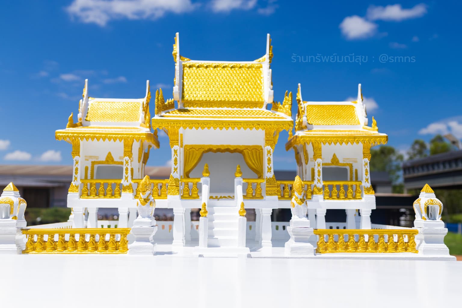 ศาลตายายตรีวิมานราชมงคลสีขาวตัดทองในชุด XL-0013