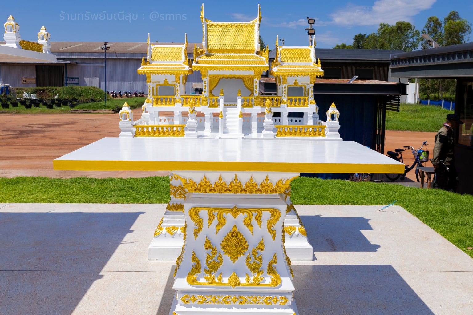 ศาลตายายตรีวิมานราชมงคล XL-0013 มองจากด้านหลัง