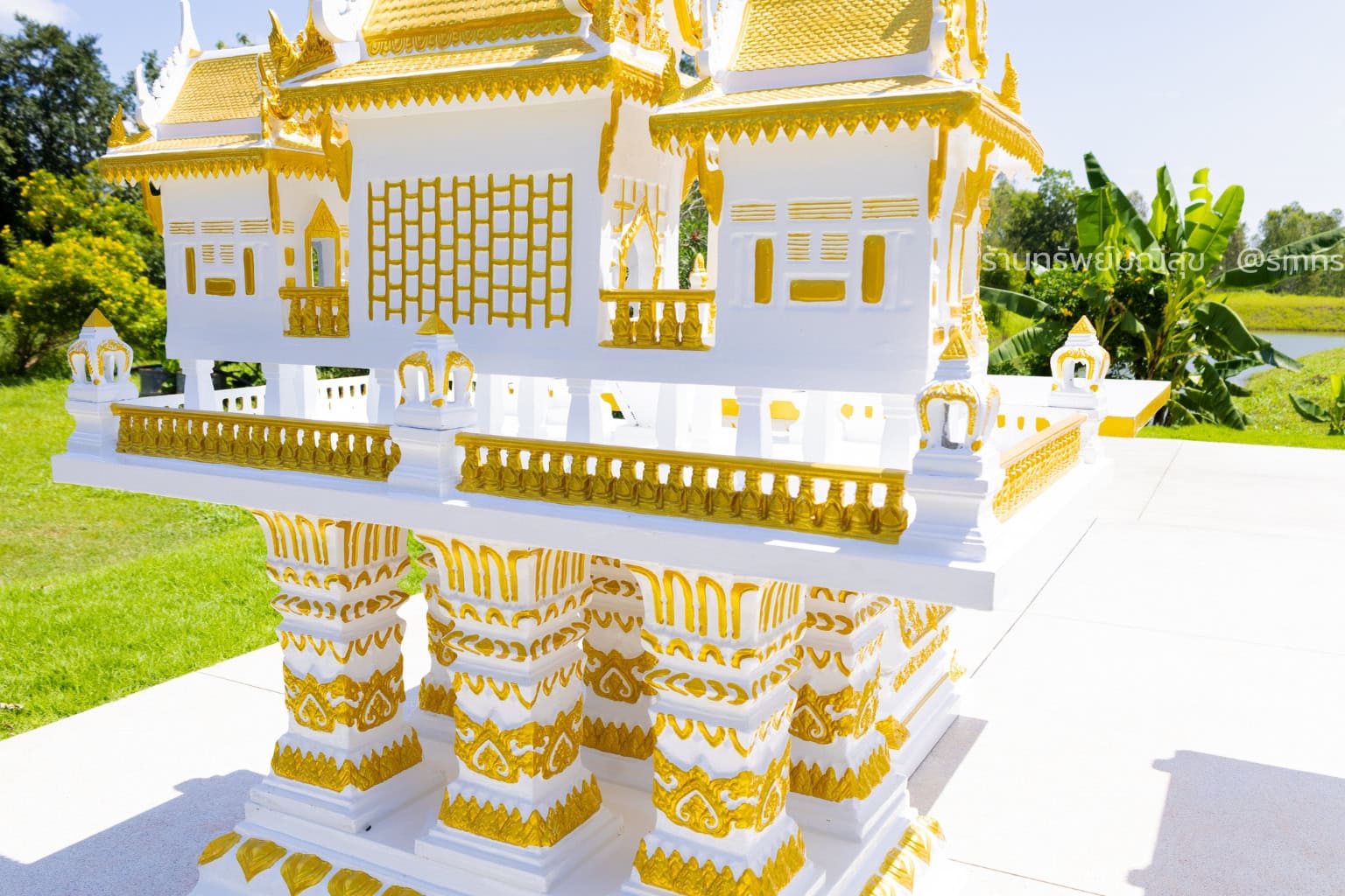 ตัวเรือนและลวดลายด้านข้างของศาลตายายในชุด XL-0013