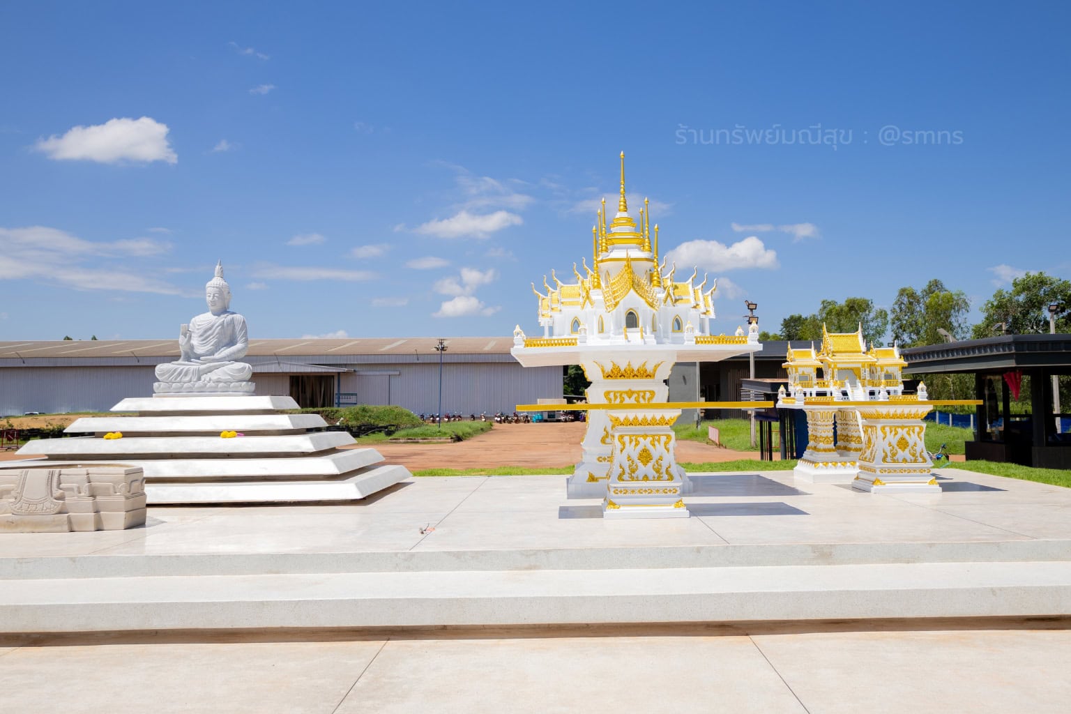 ภาพมุมกว้างของพระพุทธรูปและชุดศาล XL-0013 ในพื้นที่โรงงาน