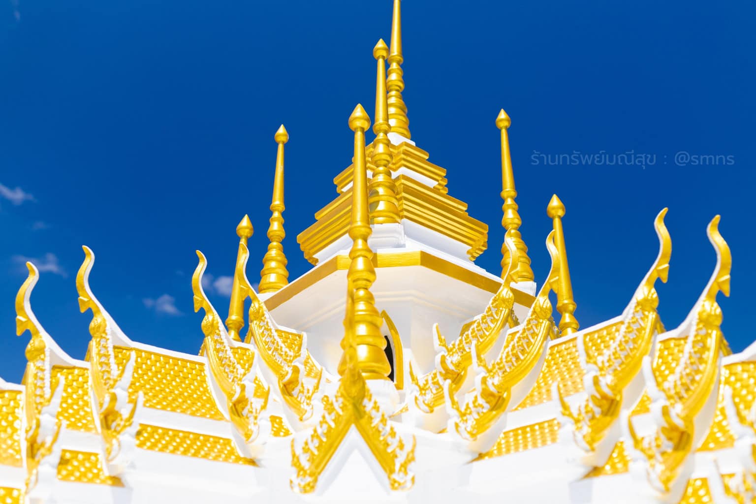 ยอดประธานและยอดประดับสีทองของศาลพระภูมิ XL-0013