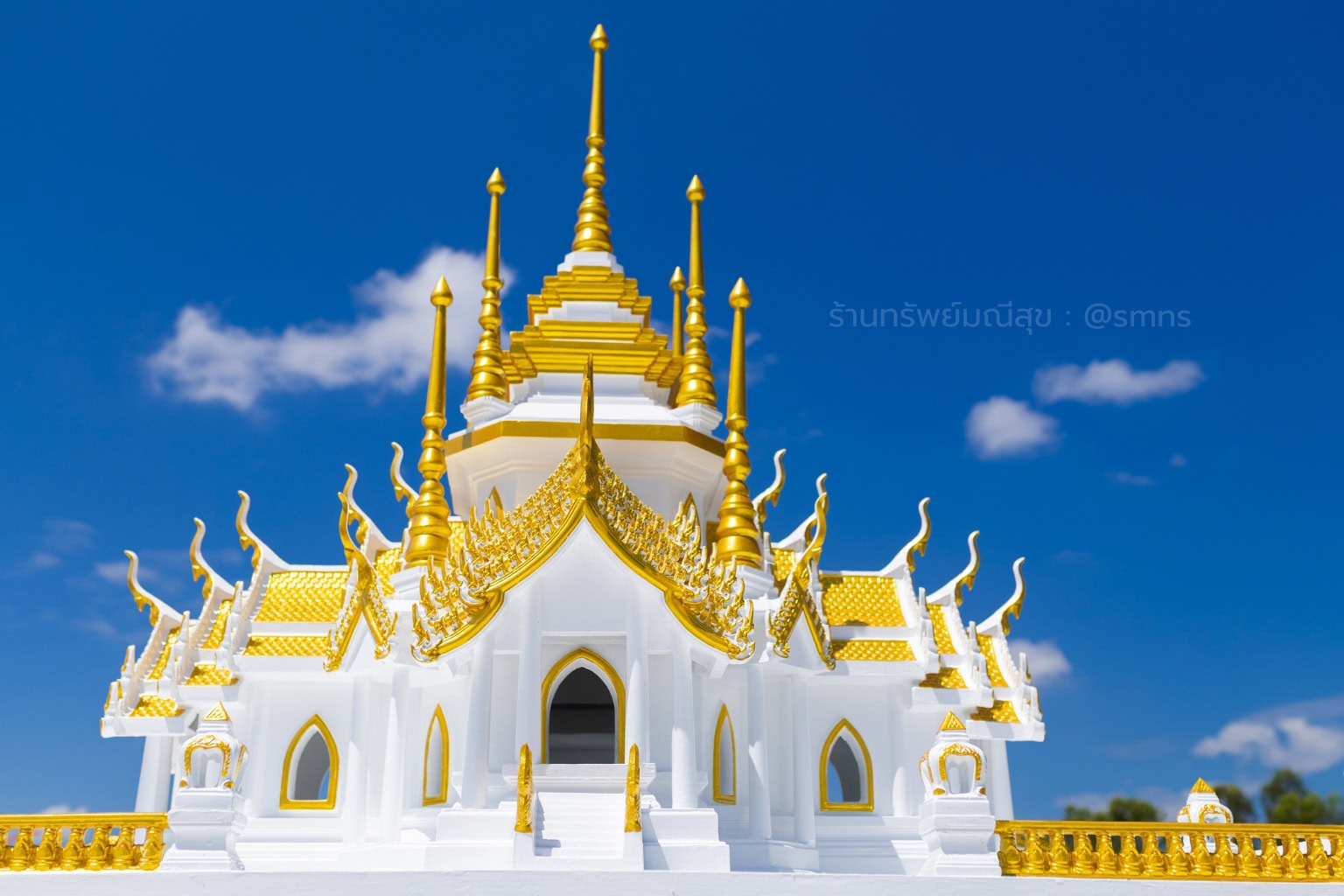 ด้านหน้าตัวเรือนศาลพระภูมินพยอดมหาปราสาท XL-0013
