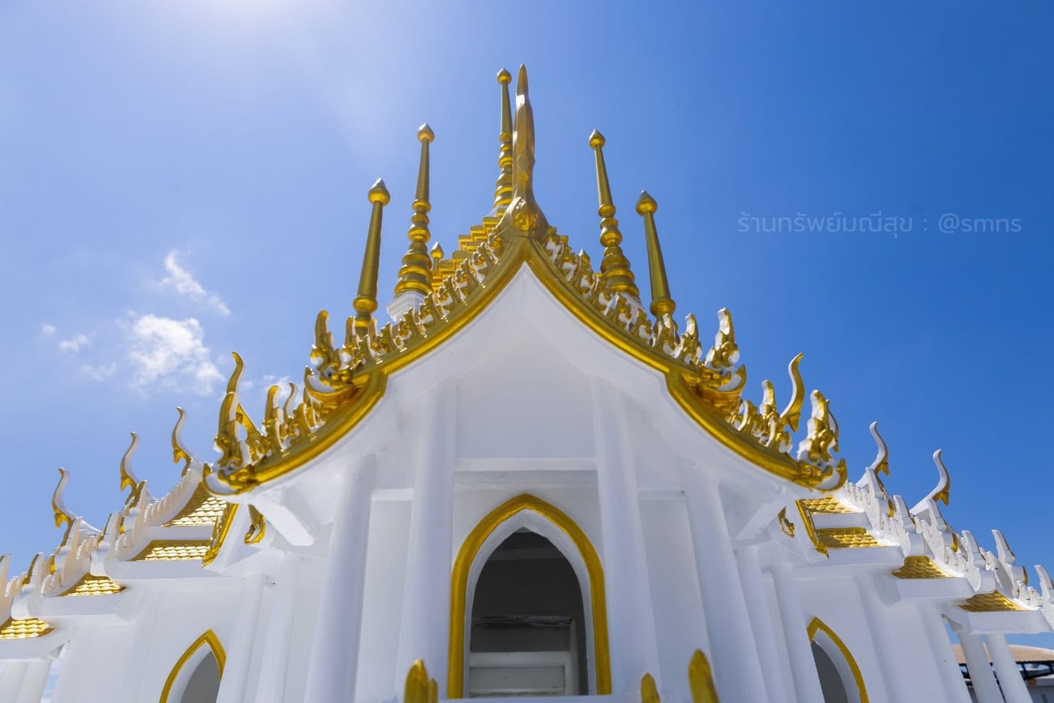หน้าจั่วสีขาวตัดทองและยอดศาลพระภูมินพยอดมหาปราสาท XL-0013