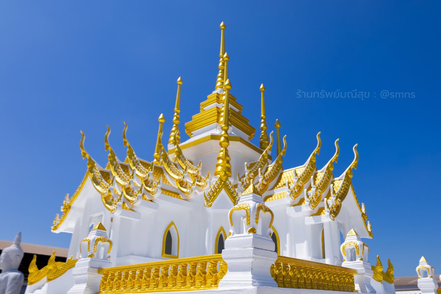 ศาลพระภูมินพยอด PXL-0012 มุมเงย เห็นตัวเรือน ระเบียง หลังคา และยอดศาล