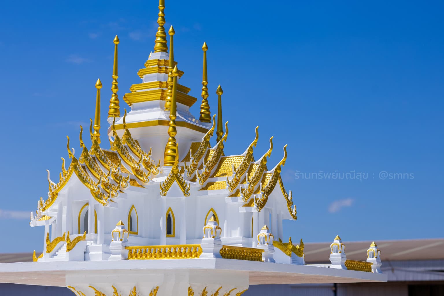 ตัวเรือนและยอดศาลพระภูมินพยอดมหาปราสาท XL-0013 ด้านหน้า