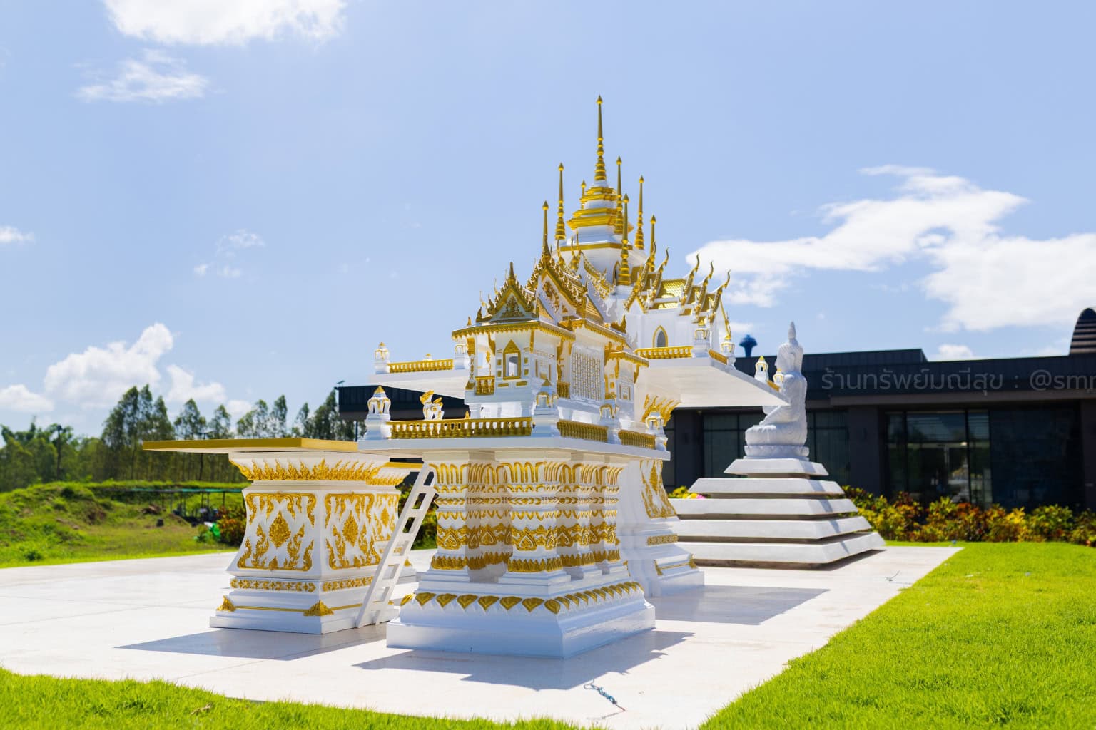 ชุดศาลพระภูมิและศาลตายาย XL-0013 มุมเฉียงบนพื้นที่ติดตั้ง