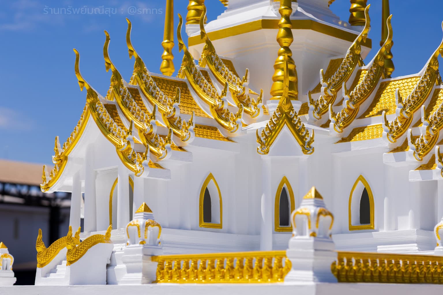 รายละเอียดตัวเรือน ช่องประตู ระเบียง และหลังคาของศาลพระภูมินพยอด PXL-0012