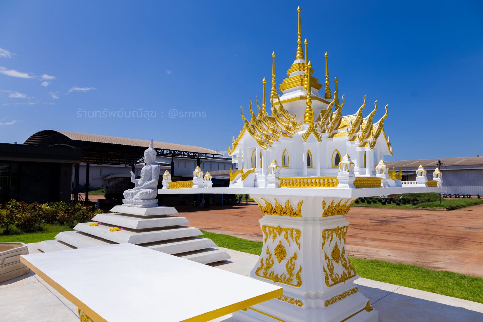 ศาลพระภูมินพยอด XL-0013 ข้างแท่นพระพุทธรูปในพื้นที่ติดตั้ง