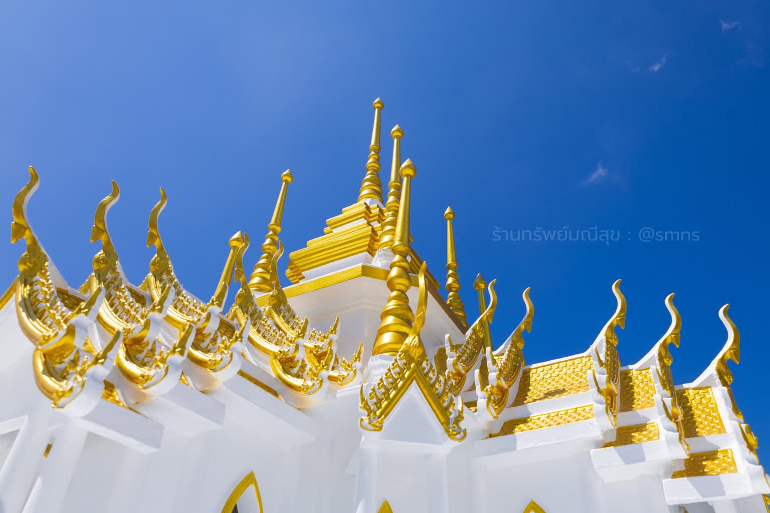 รายละเอียดขอบหลังคาและลวดลายสีทองของศาลพระภูมินพยอด PXL-0012