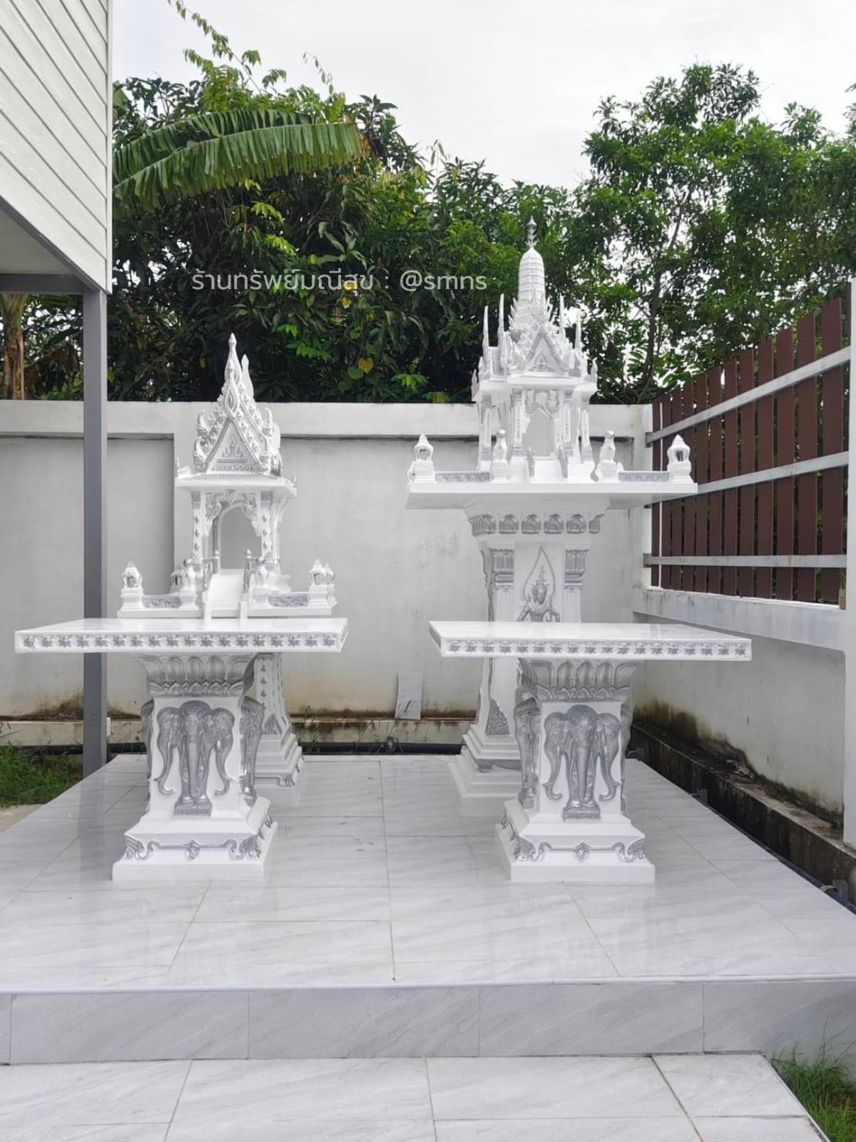 ชุดศาลพระภูมิศาลาลอยเล็ก L-0003 สีขาวเงิน มุมด้านหน้าบนแท่นกระเบื้อง