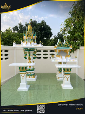 ชุดศาลพระภูมิลพบุรีกลางพร้อมศาลเจ้าที่หลังคาแฝดและโต๊ะวางของไหว้ สีขาวเขียวทอง ในกรอบภาพร้านทรัพย์มณีสุข