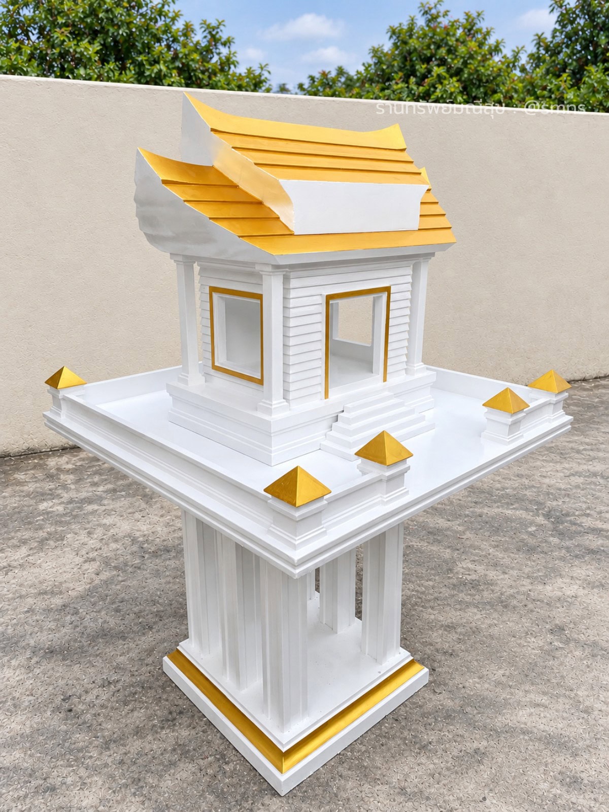 ศาลตายาย MDJ-0015 สีขาวตัดทอง มุมเฉียง เห็นช่องเปิดและขาศาลทรงเหลี่ยม
