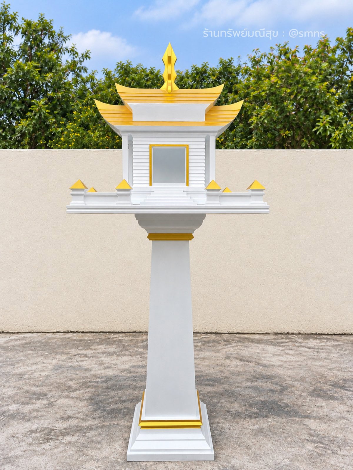 ศาลพระภูมิ MDP-0015 มุมตรง เห็นหลังคาสองชั้น เสา และฐานเต็มตัว