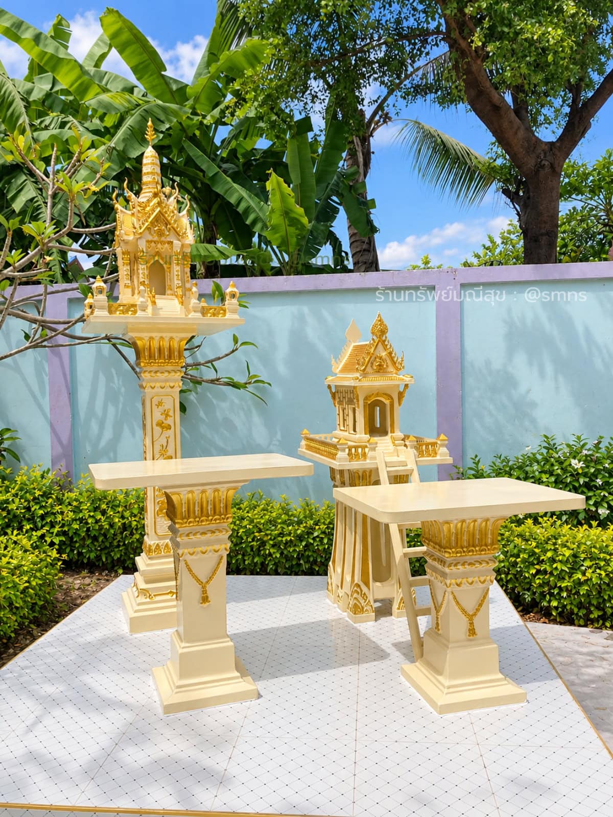 ชุดศาล SS-0002 สีครีมทอง มุมเฉียง ชุดศาล SS-0002 สีครีมทอง มุมเฉียง เห็นเรือนศาลพระภูมิและศาลตายายพร้อมโต๊ะ 2 ตัว