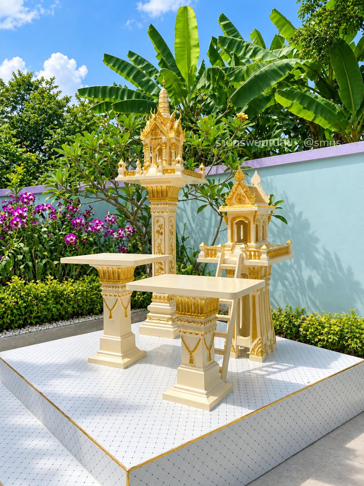 การจัดวางศาลและโต๊ะของชุด SS-0002 การวางโต๊ะหน้าศาลพระภูมิและศาลตายาย SS-0002 สีครีมทองบนแท่น