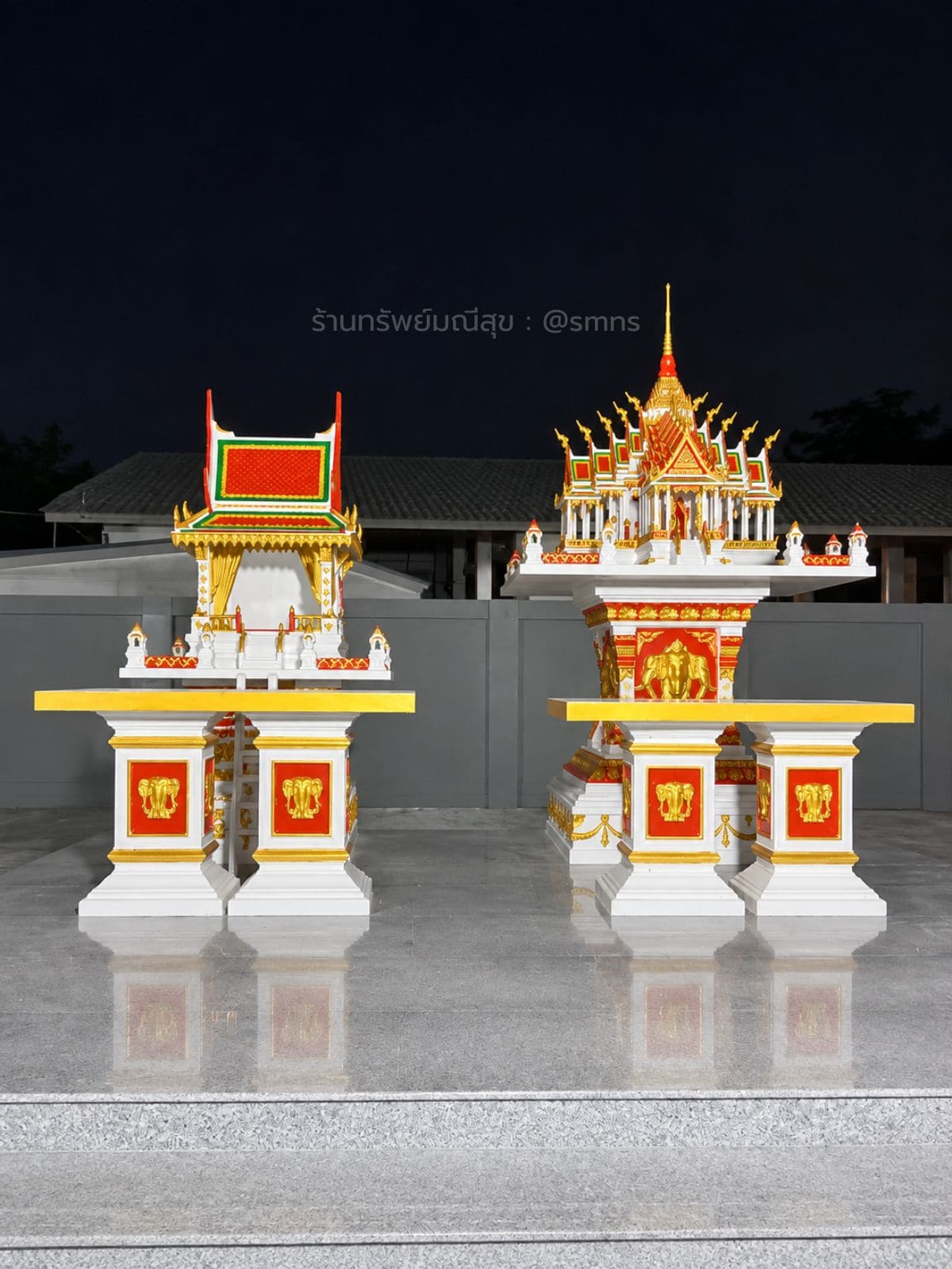 VVIP3-XL-0001 ชุดศาลปั้นหยาจัมโบ ชุด VVIP3-XL-0001 สีขาวแดงทอง คู่ศาลตายายปั้นหยาจัมโบ มุมด้านหน้าในเวลากลางคืน