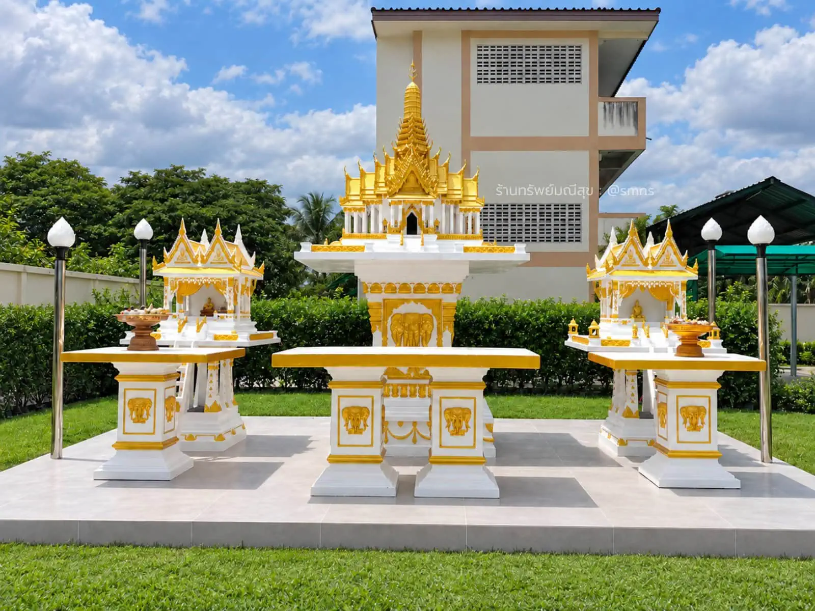 ภาพขยายตัวเรือนศาลพระภูมิ XL-0001 พร้อมหลังคาและยอดปรางค์สีขาวทอง
